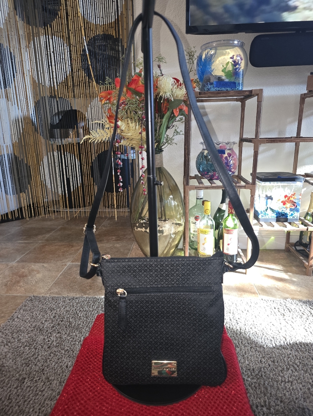 Tommy Hilfiger Black Textured Crossbody Bag w/Gold Plate In Preloved Condition - Picture 2 of 9
